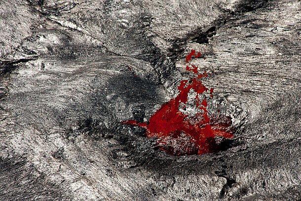 Erta Alé Né d'un point chaud, zone fixe de remontée de magma profond, l'Erta Ale se trouve à la jonction de trois rifts, là où les deux rides océaniques qui forment la...