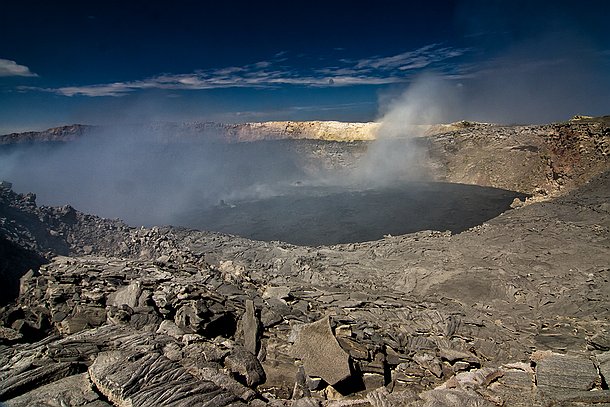 Erta Alé Le pit crater nord. Il présente uniquement une activité fumerollienne. d'épaisses fumées jaillissent en permanence de la zone sud du puit.